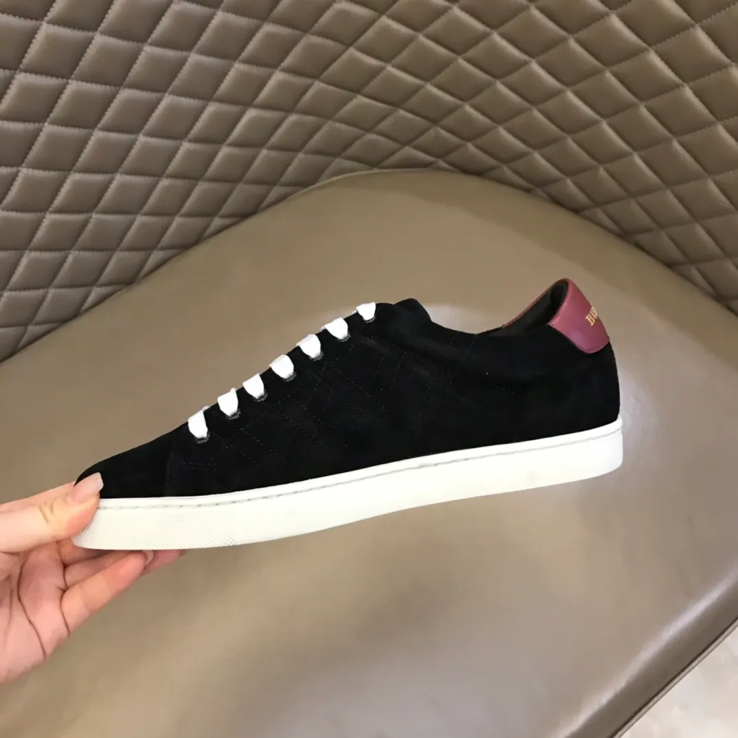 ¥380 ▫️B’s men’s classic low-top sneakers are reinterpreted in Vintage plaid cotton and cowhide materials, and decorated with a new brand logo. First-layer cowhide lining, heel decorated with Burberry lettering embossed logo, original outsole 38-45